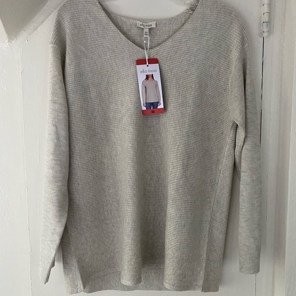 NWT Ella Miss Ribbed V-Neck Sweater Heather Gray Size Medium - Picture 2 of 6
